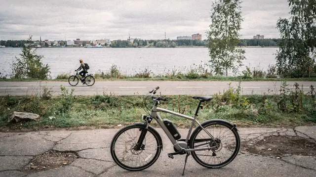 Riga: electric bike rental with helmet and lock
