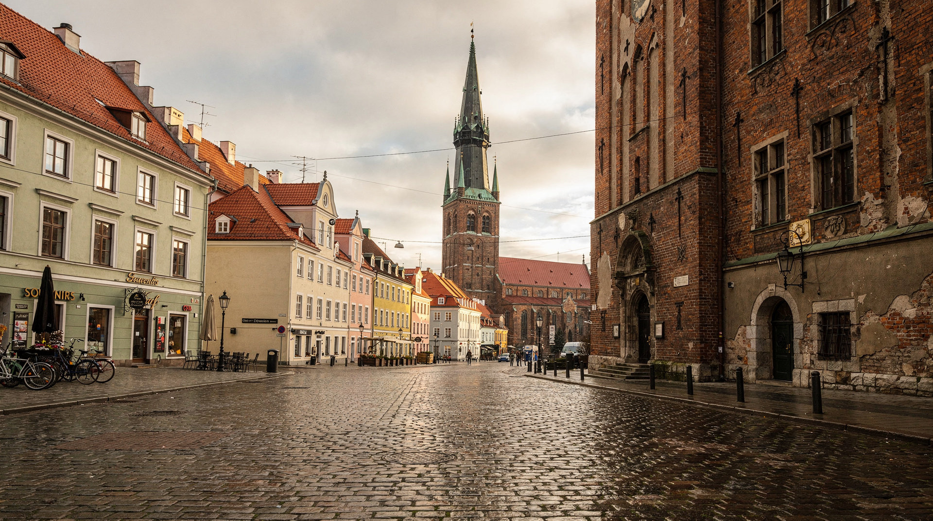 Riga tourist traps to avoid: the honest list — Honest guide to Riga's tourist traps: overpriced restaurants in Old Town, fake f